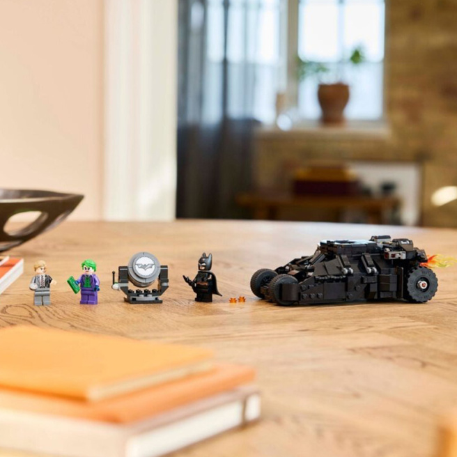 Constructor LEGO Batman Movie Batman Tumbler vs Two-Face și Joker 76303
