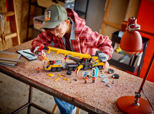 LEGO CITY YELLOW MOBILE CONSTRUCTION CRANE, 60409