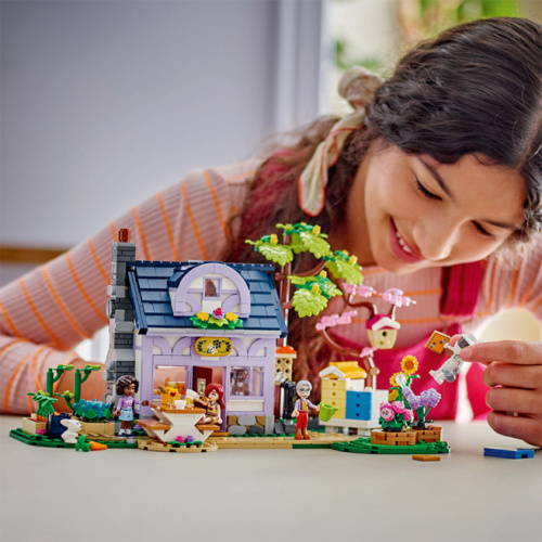 LEGO Friends Casa și grădina cu flori a apicultorului, 42669