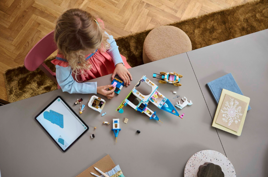 LEGO DISNEY CINDERELLAS CASTLE & HORSE CARRIAGE, 43275