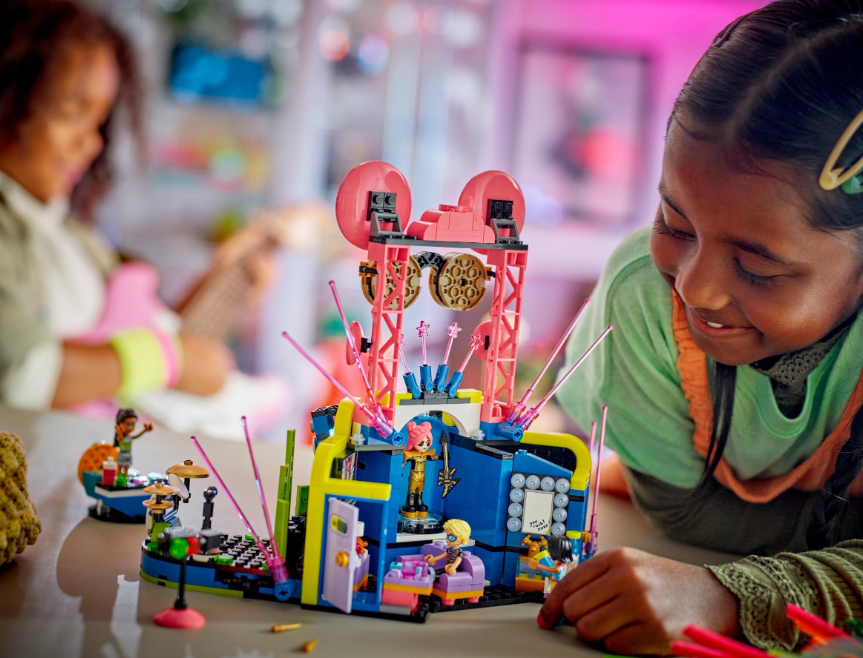 LEGO FRIENDS CONCURSĂ MUZICALUL ÎN ORASUL HEARTLAKE, 42616