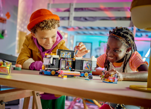 LEGO FRIENDS AUTOCAR DE TURNEU PENTRU STARURI POP, 42619