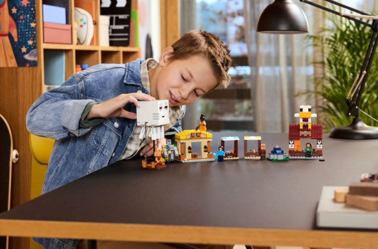 LEGO MINECRAFT ATACUL BALOANELOR GHAST ASUPRA SATULUI, 21273