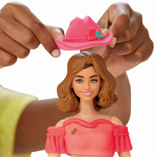 PLAY DOH BARBIE SET PLASTELINA CREATII VESTIMENTARE CU FLORI SI FRANJURI COWBOY, G1360