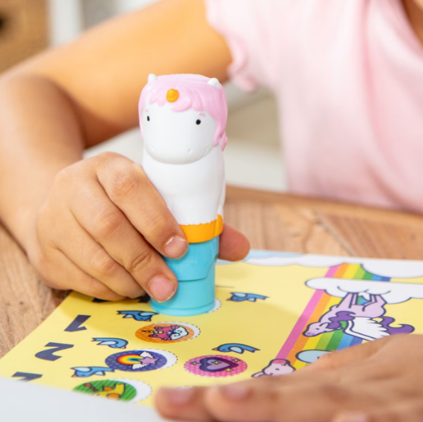 Melissa & Doug Набор для игр с наклейками и многоразовым штампиком «Единорог», 6074898
