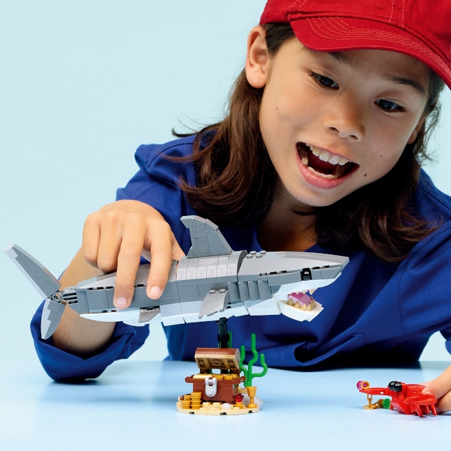 LEGO CREATOR RECHIN FEROCE CU UN CUFAR DE COMORI, 31381