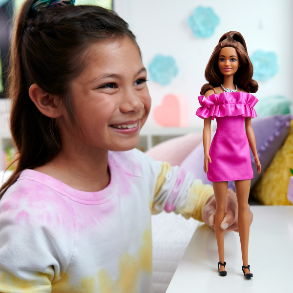 Кукла Barbie «Модница с каштановыми волнистыми волосами и розовым платье» HRH15