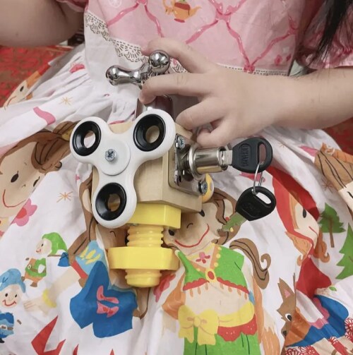 Развивающая деревянная игрушка бизикубик S12D006